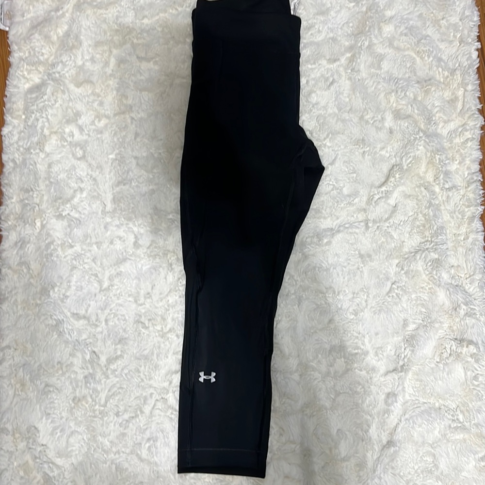 Size small black under armor crop leggings.